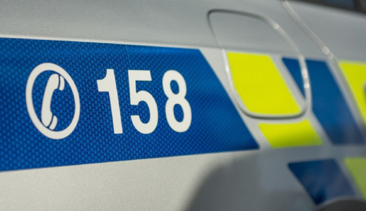 Pokusil se policisty uplatit tisícovkou, teď mu hrozí pobyt za mřížemi. Muž na Bruntálsku se chtěl vyhnout pokutě