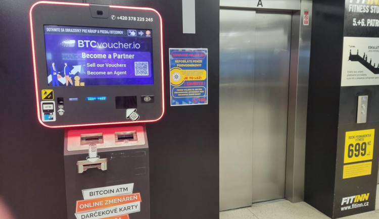 Seniorka stála u bitcoinmatu a posílala statisíce podvodníkům. Úspory jí zachránil kolemjdoucí kriminalista