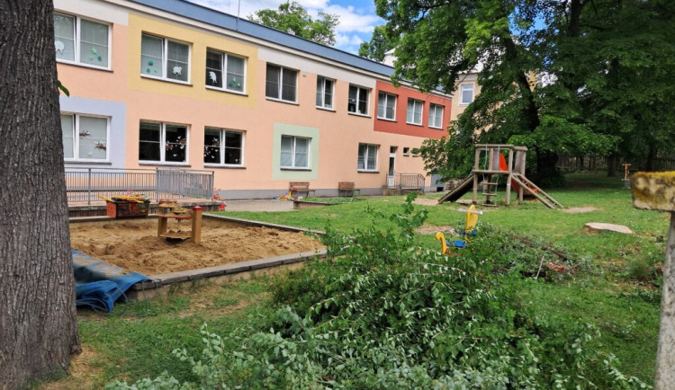 Školka v Jiráskově ulici v Novém Jičíně dostane novou zahradu. Děti si užijí skluzavku, pískoviště i hmyzí hotel