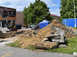 Dělníci z Frýdku-Místku při bagrování našli lidské kosti a botu, identitu zemřelého hledají policisté