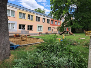Školka v Jiráskově ulici v Novém Jičíně dostane novou zahradu. Děti si užijí skluzavku, pískoviště i hmyzí hotel