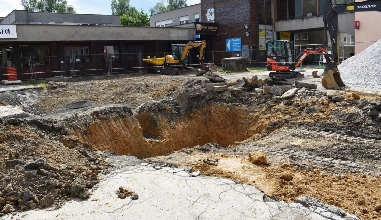 Dělníci z Frýdku-Místku při bagrování našli lidské kosti a botu, identitu zemřelého hledají policisté