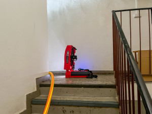 V Příboře hořelo kvůli závadě na baterii elektrokoloběžky, bytový dům muselo opustit šestnáct lidí