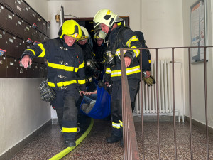 V Příboře hořelo kvůli závadě na baterii elektrokoloběžky, bytový dům muselo opustit šestnáct lidí