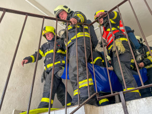 V Příboře hořelo kvůli závadě na baterii elektrokoloběžky, bytový dům muselo opustit šestnáct lidí