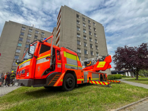 V Příboře hořelo kvůli závadě na baterii elektrokoloběžky, bytový dům muselo opustit šestnáct lidí