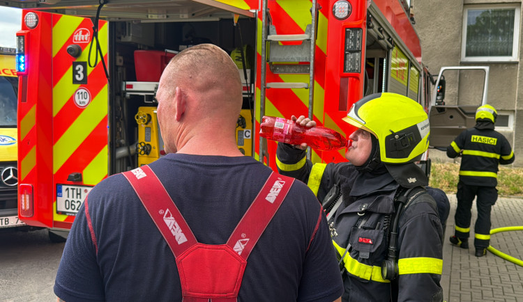 V Příboře hořelo kvůli závadě na baterii elektrokoloběžky, bytový dům muselo opustit šestnáct lidí