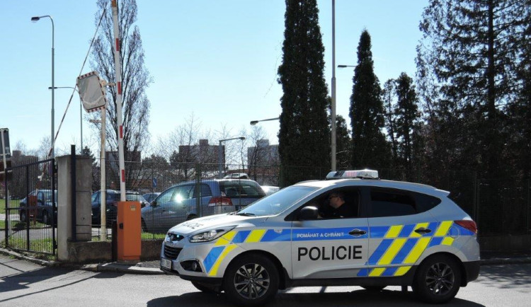 Výhrůžka o bombě v budově základní školy v Havířově se nepotvrdila, původce zpráv kriminalisté vypátrali