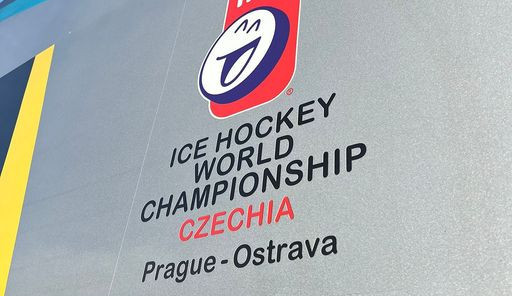 Vlak pro fanoušky hokeje vyjel z Ostravy téměř prázdný, v Olomouci se trochu zaplnil. Noční spoj má lepší vyhlídky