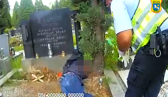 Opilý muž z Ostravy si ustlal na cizím hrobě a tvrdě usnul. Vyděsil seniorku a policistům opakoval, že jde spát