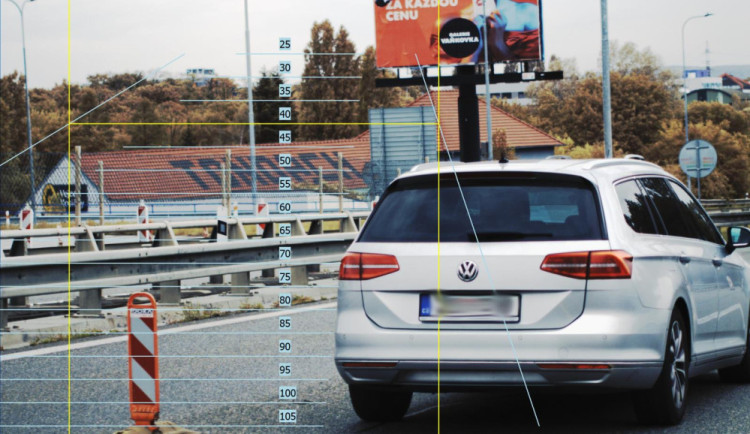 Řidič v Brně jel ve zúžení na šedesátce stovkou, přišel o řidičák