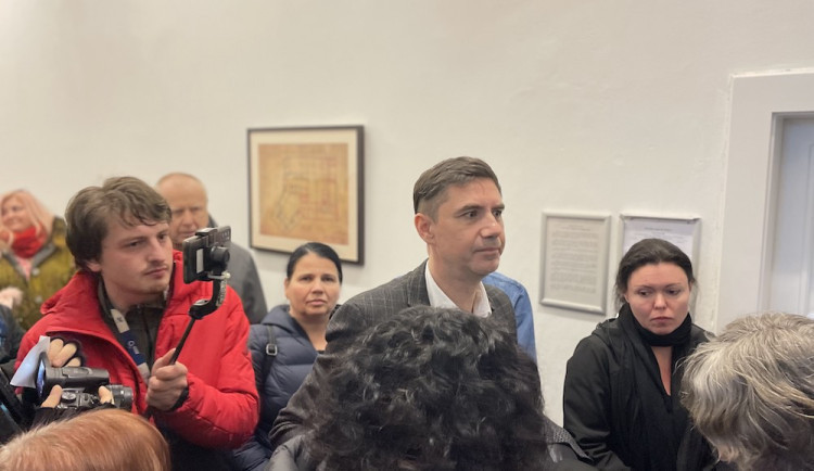 Aktivista Vrabel zasypal e-maily svými názory. Bez souhlasu, objednávali jsme v jeho restauraci, shodují se adresáti.