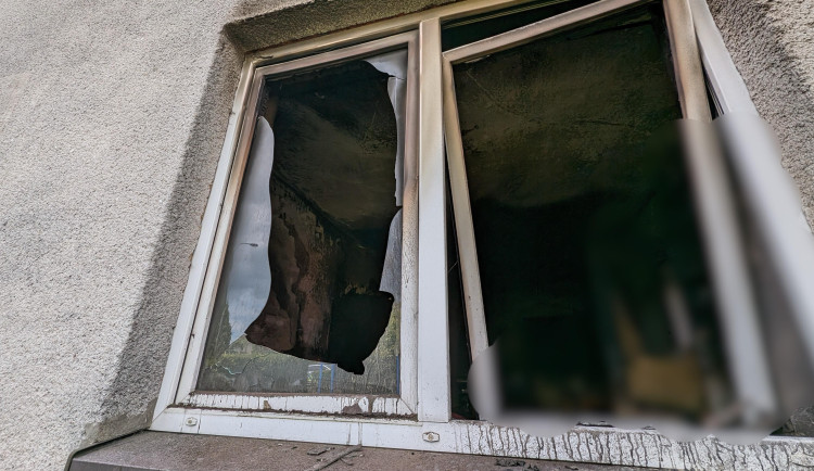 Požár rodinného domu zaměstnal pět jednotek hasičů.