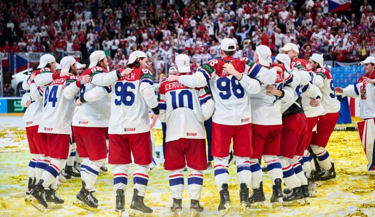 Ostrava slaví. Češi jsou po 14 letech hokejoví mistři světa, trofej získali na domácím ledě