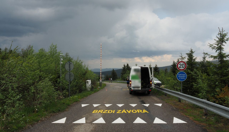 Mladík sjížděl Dlouhé Stráně na koloběžce. Před závorou nestihl zabrzdit a srazil cyklistu