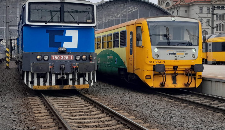 Vlak srazil v Polance nad Odrou chodce, železniční provoz mezi Ostravou a Prahou stojí