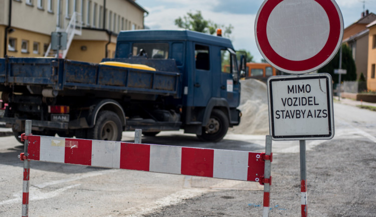 Nebezpečnou křižovatku na frekventované silnici nahradí kruhový objezd, omezení potrvají do konce září