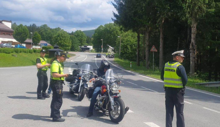 Dopravní policisté si v neděli posvítili na motorkáře i běžné řidiče. Porušení pravidel odhalili až u třetiny z nich