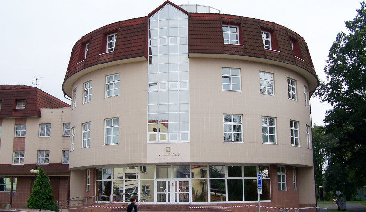 Žhář odsouzený za rasově motivovaný útok z Vítkova chce na svobodu, karvinský soud si vyžádal posudek