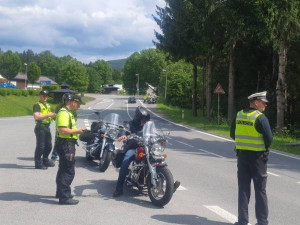 Dopravní policisté si v neděli posvítili na motorkáře i běžné řidiče. Porušení pravidel odhalili až u třetiny z nich