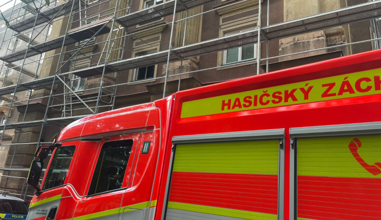 Požár kuchyňské linky v Ostravě zaměstnal čtyři jednotky hasičů.