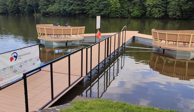 Přehrada Hrabina má nové molo. Město má v plánu vybudovat také relaxační a sportovní zóny.