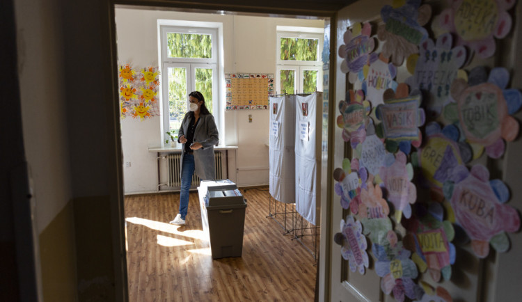 size4-16337192188792-207-volby-2021-prvni-volebni-den-je-u-konce-k-urnam-v-hradci-kralove-prislo-zhruba-45-procent-volicu
