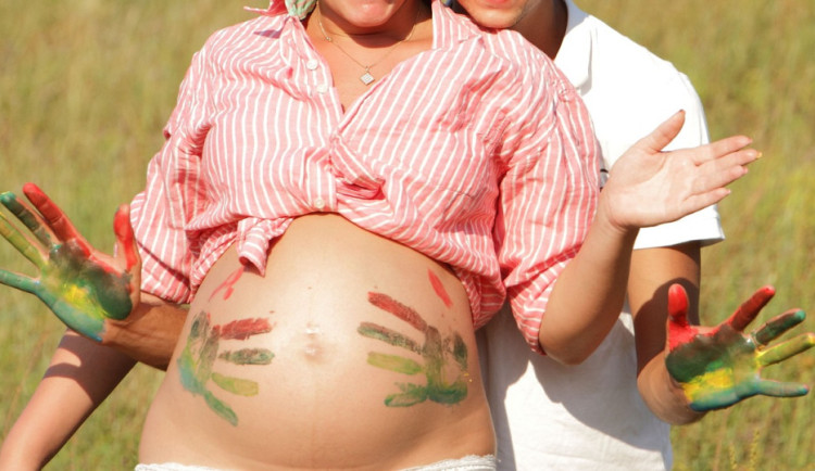 Dlouhé předehry, ale i jiné pomůcky mohou usnadnit návrat do sexuálního života po porodu.