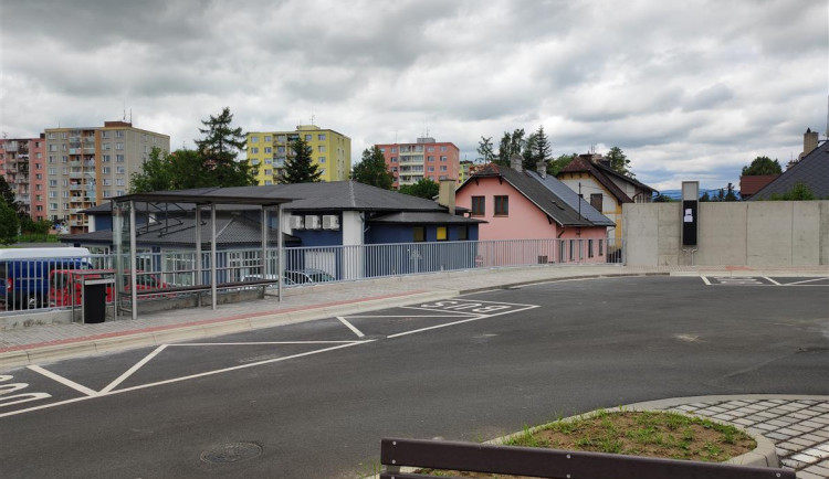Autobusové stanoviště v Bruntále se vrací na původní místo. Město po dvou letech dokončilo výstavbu opěrné zdi