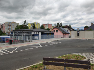 Autobusové stanoviště v Bruntále se vrací na původní místo. Město po dvou letech dokončilo výstavbu opěrné zdi