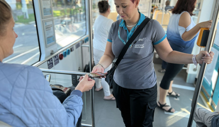 Noční kontrolou v ostravské hromadné dopravě neprošel každý pátý cestující. Lidem nejčastěji chyběla jízdenka