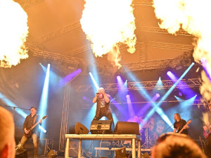 Na Slezskoostravském hradě duněl metal a šlehaly plameny