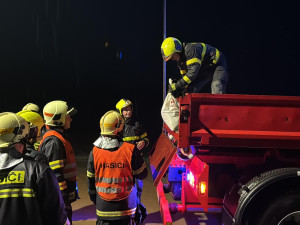 Vytrvalý déšť v noci na dnešek zaplavoval sklepy. Hasiči se nezastavili