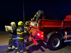 Vytrvalý déšť v noci na dnešek zaplavoval sklepy. Hasiči se nezastavili