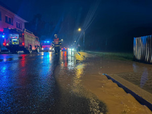 Vytrvalý déšť v noci na dnešek zaplavoval sklepy. Hasiči se nezastavili