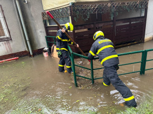 Vytrvalý déšť v noci na dnešek zaplavoval sklepy. Hasiči se nezastavili