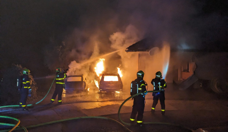 Požár domu v Petrovicích u Karviné řeší karvinská policie jako žhářský útok