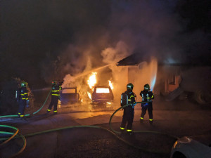 Požár domu v Petrovicích u Karviné řeší karvinská policie jako žhářský útok