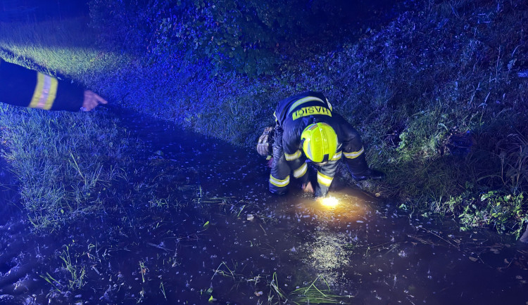 Voda podemlela koleje na trati spojující Hnojník a Český Těšín, vlaky nejezdí.