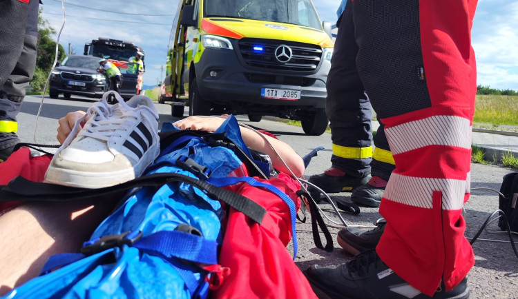 Neopatrný mladík vběhl mimo přechod do cesty motorkáři. Po střetu oba skončili ve frýdecko-místecké nemocnici
