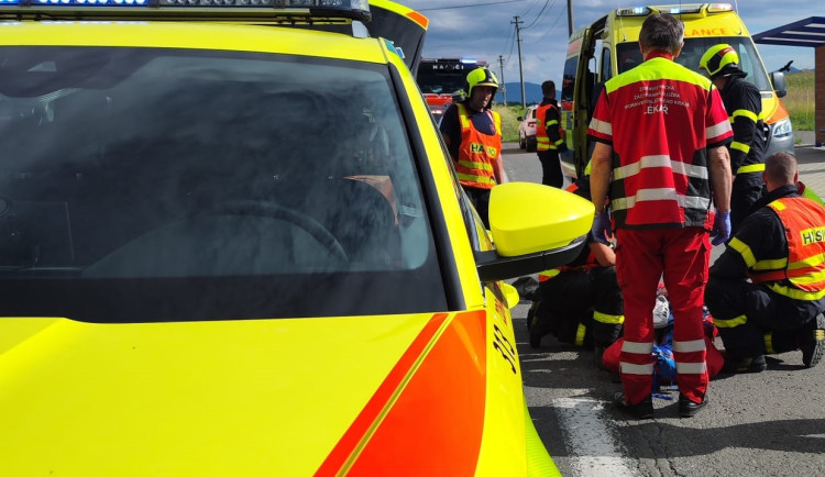 Vážná nehoda na Ostravsku si vyžádala tři zraněné. Cyklistka prudce odbočila a zkřížila cestu motorkáři