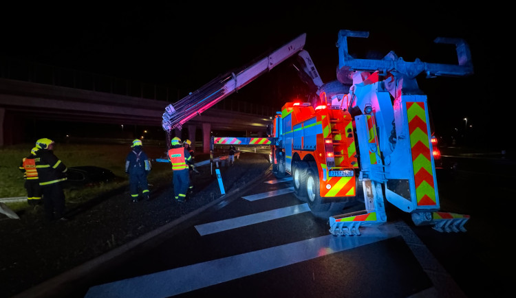 Při dopravní nehodě ve Frýdku-Místku se zranila spolujezdkyně. Hasiči ji vyprošťovali z auta mimo silnici