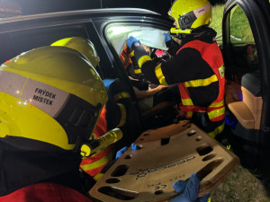 Při dopravní nehodě ve Frýdku-Místku se zranila spolujezdkyně. Hasiči ji vyprošťovali z auta mimo silnici