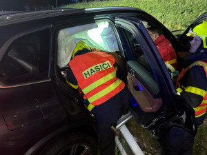 Při dopravní nehodě ve Frýdku-Místku se zranila spolujezdkyně. Hasiči ji vyprošťovali z auta mimo silnici