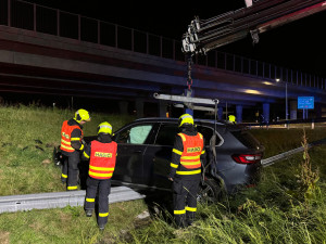 Při dopravní nehodě ve Frýdku-Místku se zranila spolujezdkyně. Hasiči ji vyprošťovali z auta mimo silnici