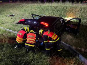 Při dopravní nehodě ve Frýdku-Místku se zranila spolujezdkyně. Hasiči ji vyprošťovali z auta mimo silnici