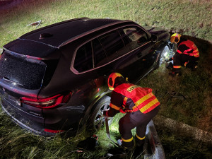 Při dopravní nehodě ve Frýdku-Místku se zranila spolujezdkyně. Hasiči ji vyprošťovali z auta mimo silnici