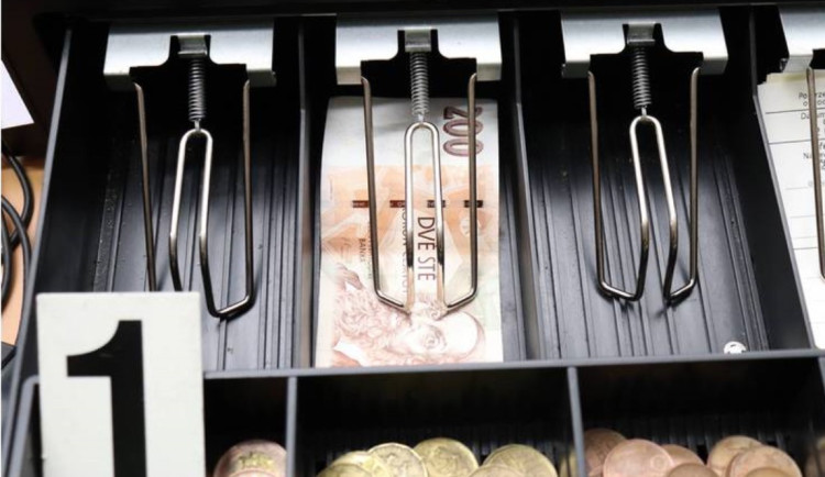 Kriminalisté obvinili muže, který s nožem v ruce loupil v prodejně v Orlové