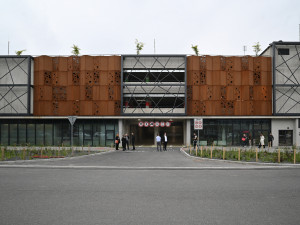 Multifunkční parkovací dům u Městské nemocnice Ostrava dokončen. Pro veřejnost nabízí 215 míst