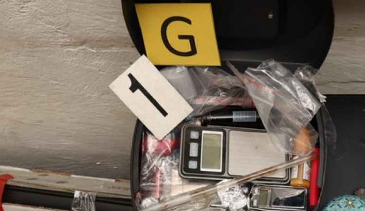 Policie dopadla další vařiče pervitinu. Obviněno je 10 osob.